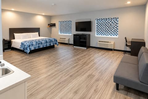 Bed, TV and multimedia, Photo of the whole room, Seating area, Bedroom