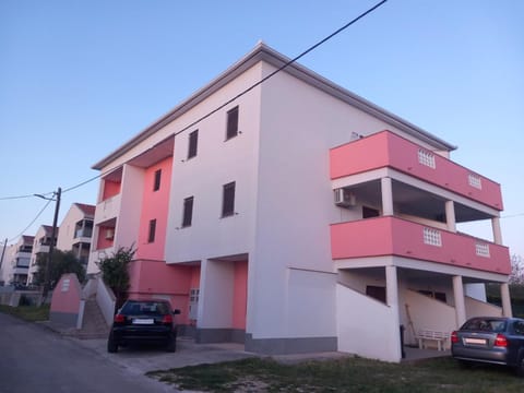 Property building, Day, Neighbourhood, Parking