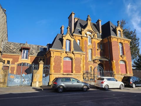 Appartement atypique - 2 chambres - rue calme dans centre ville Apartment in Wallonia, Belgium