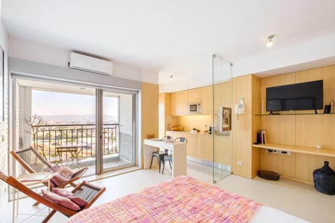 Bed, TV and multimedia, View (from property/room), Balcony/Terrace, Kitchen or kitchenette, Photo of the whole room, Seating area, Dining area, Bedroom, air conditioner