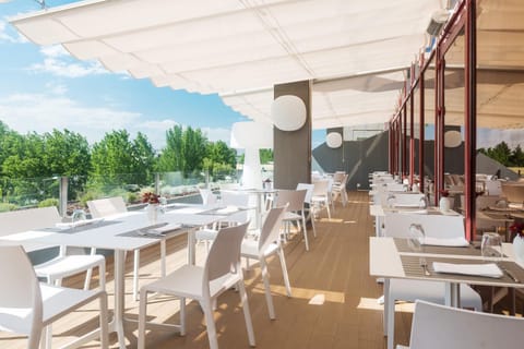 Restaurant/places to eat, View (from property/room), Balcony/Terrace, Dining area