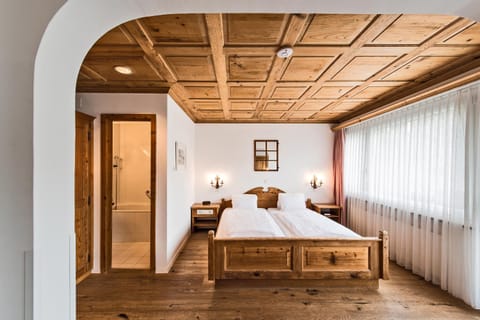 Photo of the whole room, Mountain view