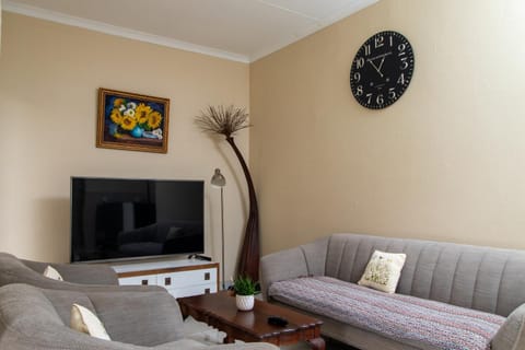 TV and multimedia, Living room, Seating area, Evening entertainment