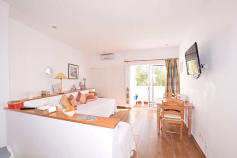 TV and multimedia, Kitchen or kitchenette, Living room, Seating area, Dining area, Bedroom, air conditioner