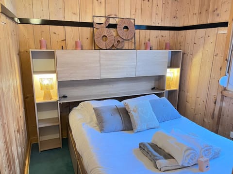 Bed, Night, Photo of the whole room, towels