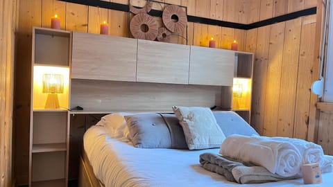 Bed, Photo of the whole room, towels