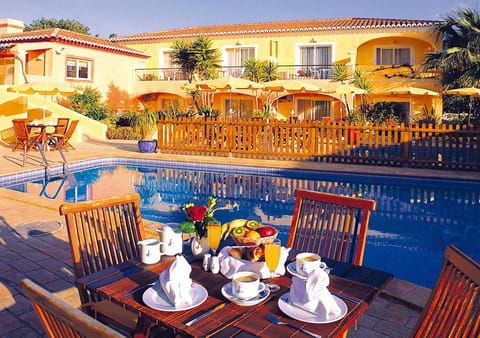 Property building, Patio, Restaurant/places to eat, Food and drinks, Dining area, Food, Pool view, Swimming pool
