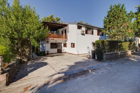 Facade/entrance, BBQ facilities, Street view