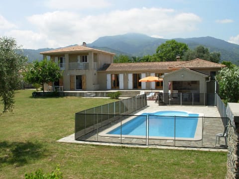Property building, Natural landscape, BBQ facilities, Garden, Balcony/Terrace, Area and facilities, Swimming pool, Swimming pool