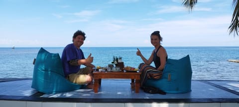 Restaurant/places to eat, Natural landscape, Food and drinks, Seating area, Guests, Sea view, Drinks