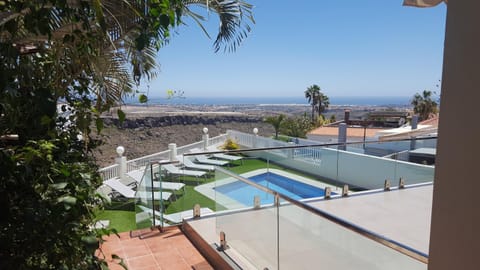 Mountain view, Pool view, Sea view