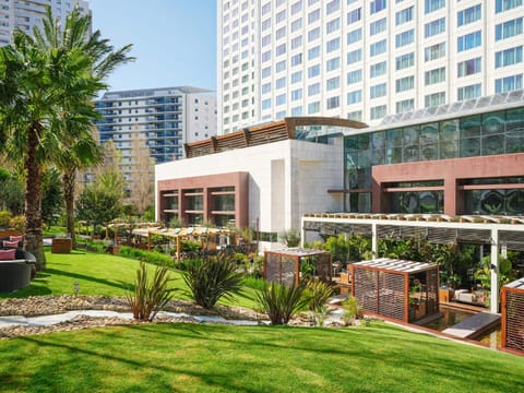 Property building, Patio, Facade/entrance, Garden