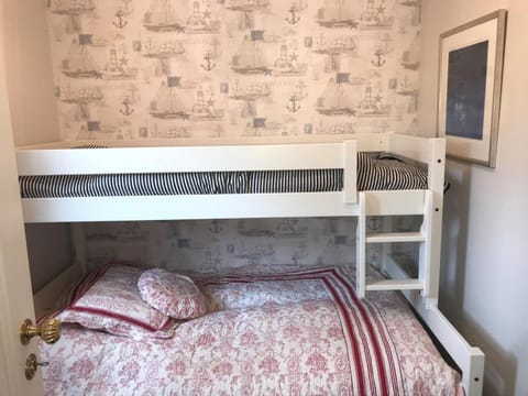 Bed, Bedroom, bunk bed