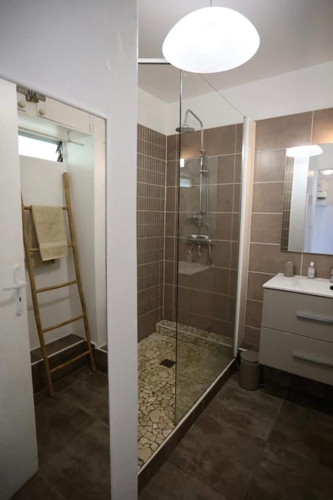 Shower, Bathroom, towels