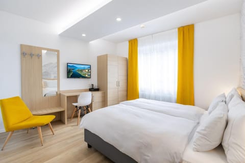 Bed, TV and multimedia, Bedroom