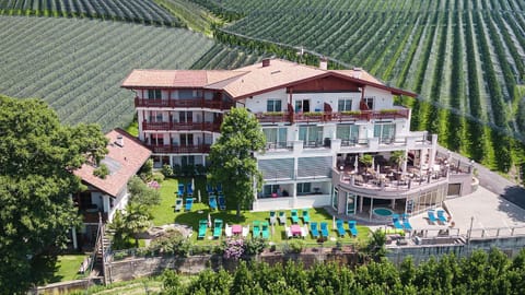 Property building, Balcony/Terrace, sunbed