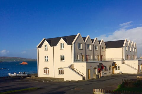 Facade/entrance, Bird's eye view