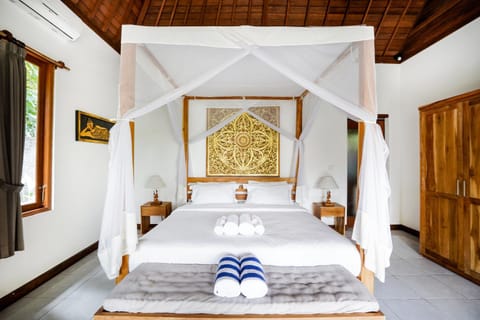 Photo of the whole room, Bedroom