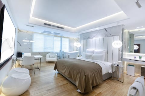 Bed, Photo of the whole room, Seating area