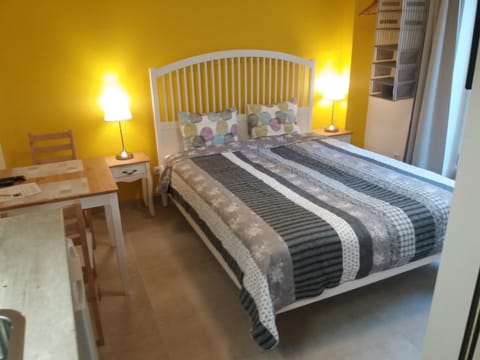 Bed, Kitchen or kitchenette, Dining area, Bedroom