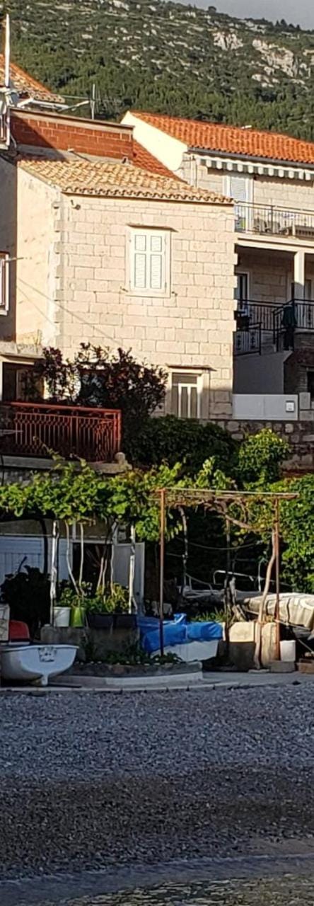 Apartments Miki Bed and Breakfast in Komiža