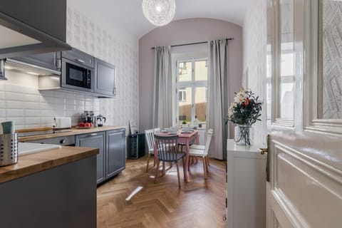 Kitchen or kitchenette, Dining area