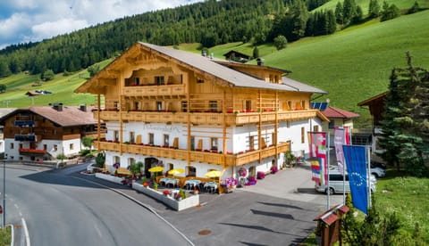 Communal lounge/ TV room, Facade/entrance, Spring, Off site, Summer, Garden, Balcony/Terrace, Lobby or reception, On site, Pets, Garden view, Mountain view, Street view, Dinner, Drinks, Alcoholic drinks, Non alcoholic drinks, Facility for disabled guests