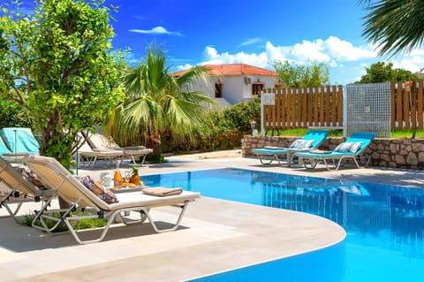 Property building, Patio, Spring, Day, Natural landscape, Garden, Garden view, Pool view, Swimming pool, sunbed