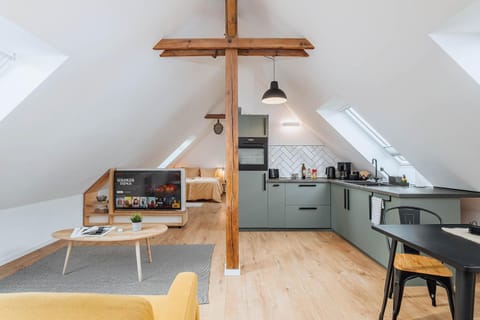 TV and multimedia, Kitchen or kitchenette, Dining area, stove