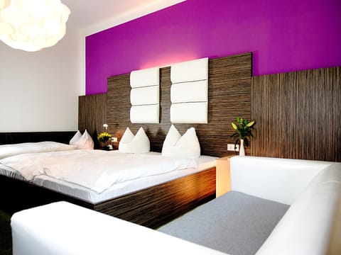 Bed, Photo of the whole room, Decorative detail, Seating area