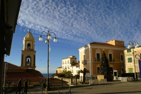 Nearby landmark, Day, Landmark view, Location