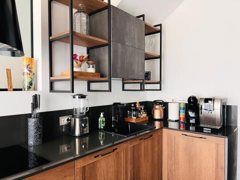 Coffee/tea facilities, Kitchen or kitchenette, stove