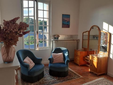 View (from property/room), Living room, Garden view, Landmark view, hair dresser