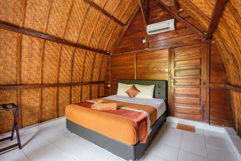 Bed, Photo of the whole room, Bedroom, towels, air conditioner