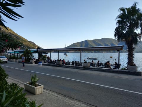 Restaurant/places to eat, Neighbourhood, Natural landscape, Beach