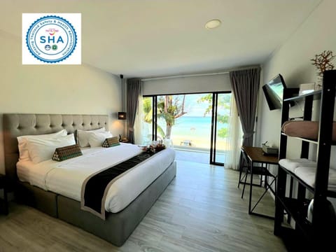 Bed, Day, Balcony/Terrace, Photo of the whole room, Beach, Bedroom, Sea view, Alcoholic drinks, Non alcoholic drinks, Time of day, Sunrise, Sunset