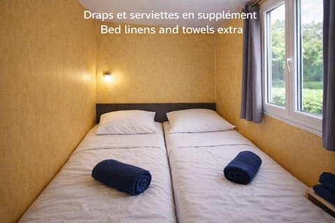 Property building, Bed, Photo of the whole room, Bedroom, Pets