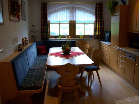 Day, Dining area