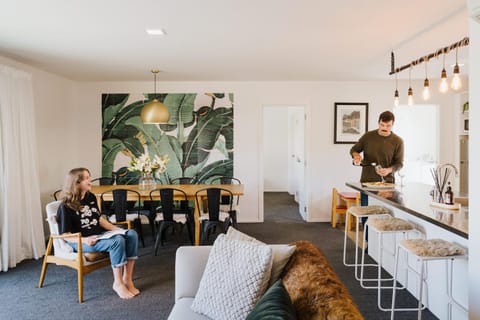 People, Coffee/tea facilities, Living room, Food and drinks, Seating area, Dining area, Guests, Drinks