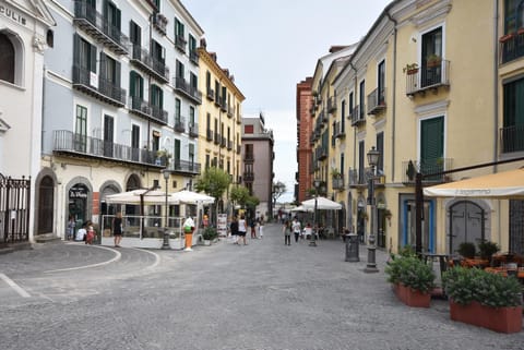 Neighbourhood, Street view