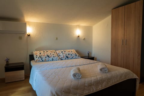 Bed, Bedroom, towels, air conditioner