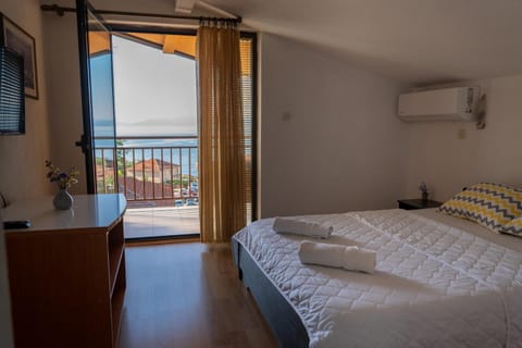 Bed, TV and multimedia, Balcony/Terrace, Bedroom, towels, air conditioner