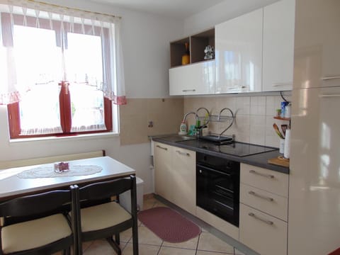 Kitchen or kitchenette, minibar, pet friendly, stove