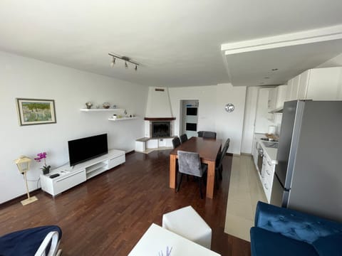 TV and multimedia, Kitchen or kitchenette, Living room, Seating area, Dining area, minibar