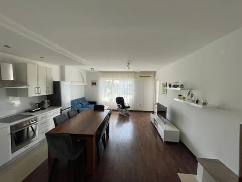 TV and multimedia, Kitchen or kitchenette, Living room, Seating area, Dining area, dishwasher, minibar, pet friendly, toaster