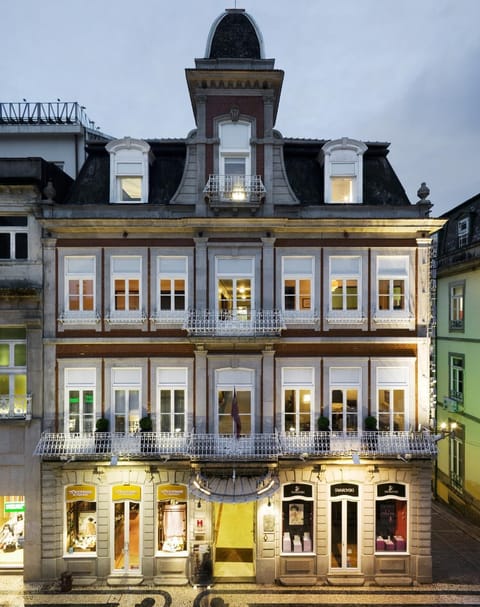 Neighbourhood, Location