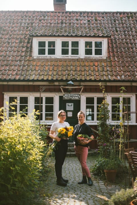 Restaurant/places to eat, People, Garden
