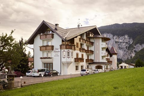Facade/entrance, Property logo or sign, Bird's eye view, Children play ground, Nightclub / DJ, Ski School, Skiing, Kids's club, Evening entertainment, Landmark view