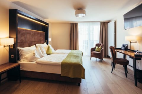 Bed, TV and multimedia, Photo of the whole room, Bedroom