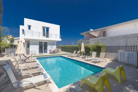 Property building, Garden, Swimming pool, sunbed